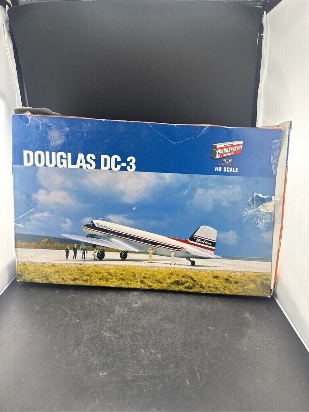 Walthers Cornerstone HO Model Kit 933-1161: Delta Douglas DC-3 Airplane